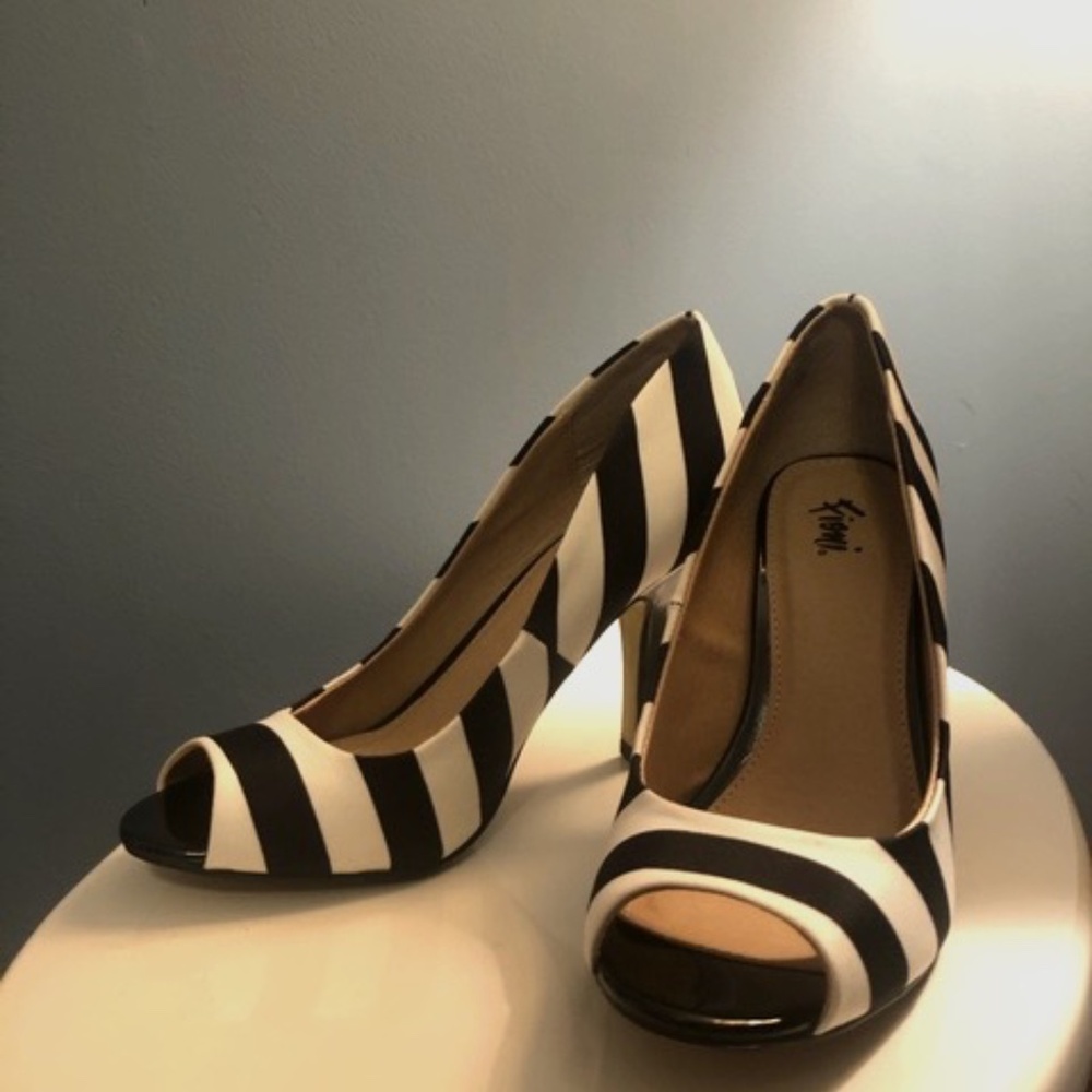 Peep toe striped pump